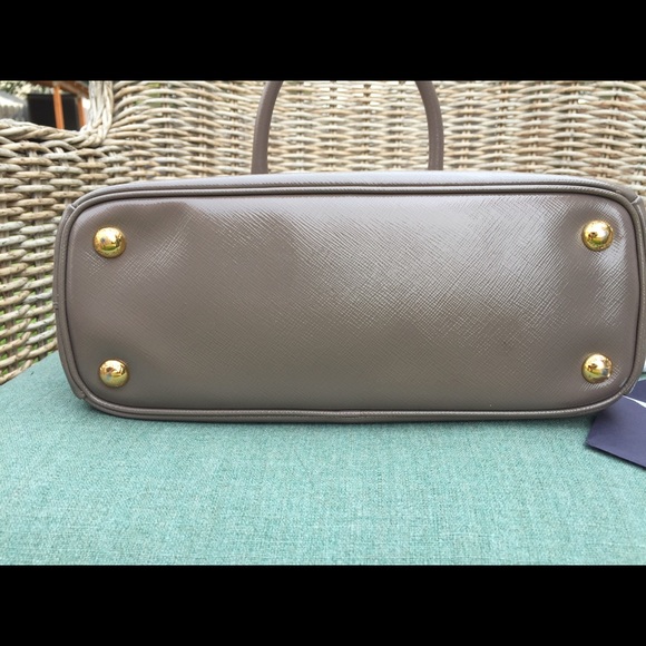 Saffiano Prada double zipper tote. - Picture 5 of 7